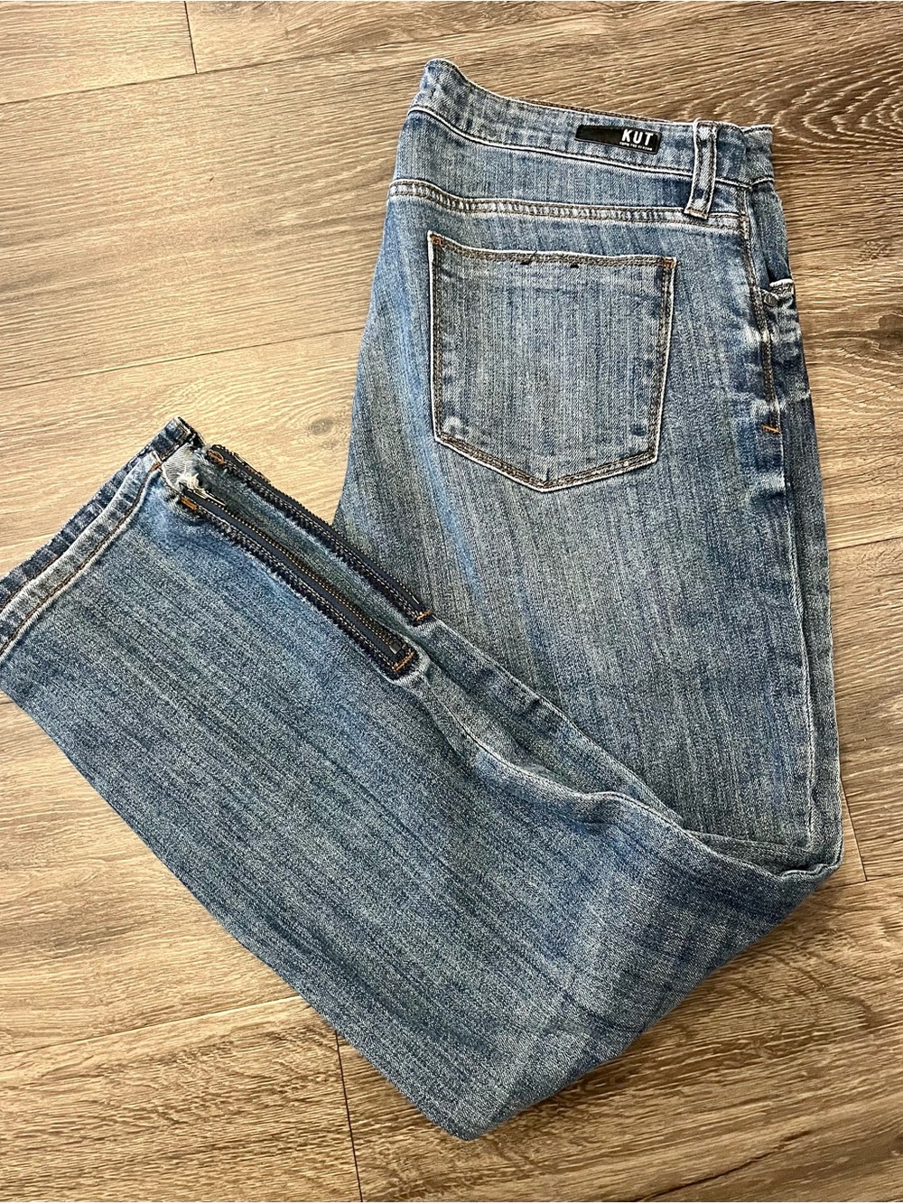 Kut from the Kloth Women’s Light Blue Straight Jeans with Ankle Zip